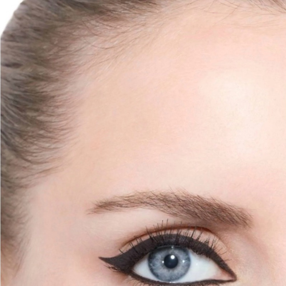 CHANEL Calligraphie Eyeliner in Hyperblack - Picture 2 of 4